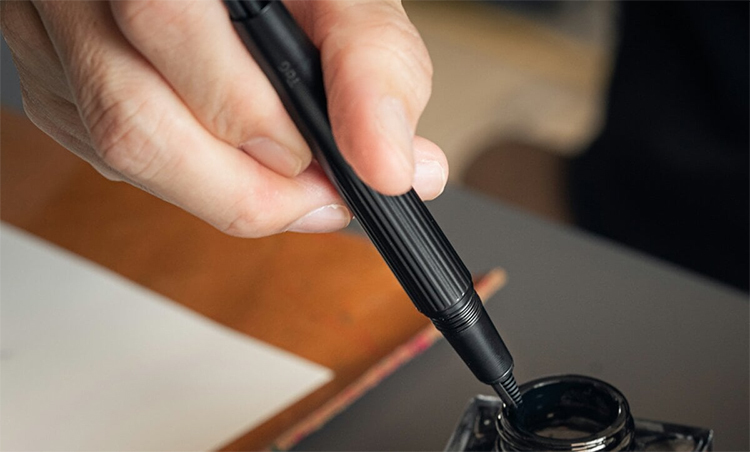 筆身表面呈現深淺不一的纖維紋理，讓握筆的手感更自然，長時間書寫也不易感到疲乏。