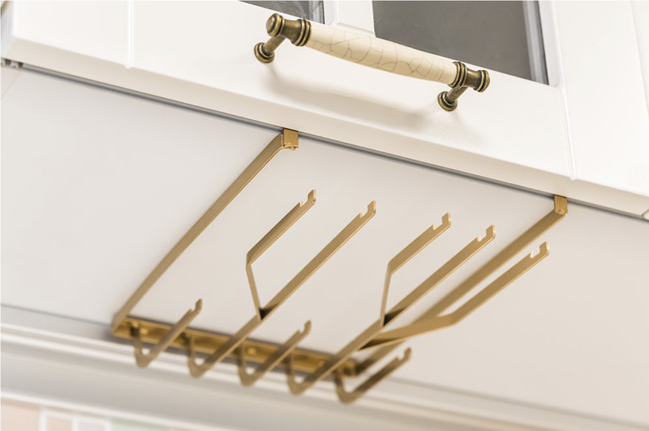 吊杯的下方鐵架呈現出獨特的幾何直線圖形，結合了現代感和簡約風格。精巧的造型特別適合放置高腳杯、咖啡杯、茶杯和馬克杯等不同類型的杯具。