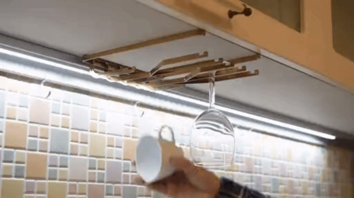 透過幾何線條設計。不再需要拿取整排的杯子，就能讓您輕鬆取放後方杯子，節省您的時間，也讓您的空間更為整潔有序。