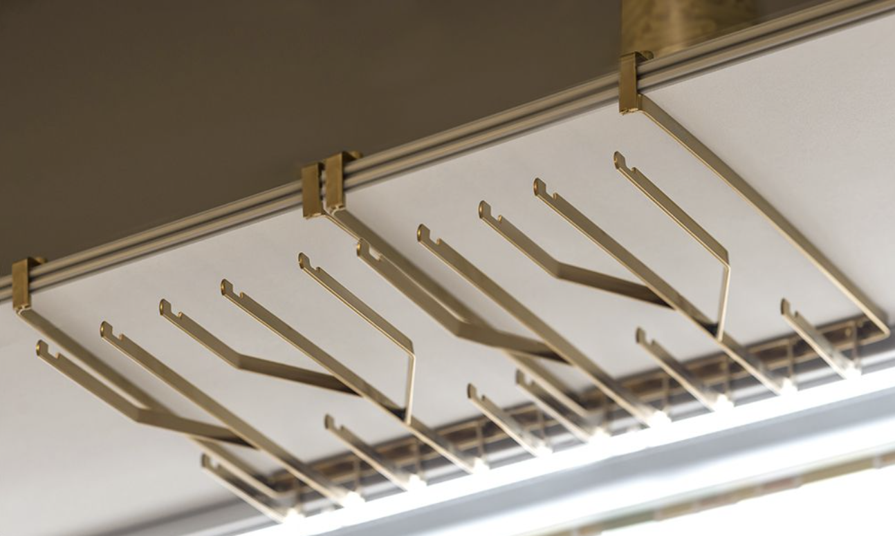 無論是廚房空間，還是商業環境中展示各種杯具 。您也可以根據您的需求和空間大小，多組隨意組合，讓您可以輕鬆地擺放更多的杯子， 創造自己理想的空間。