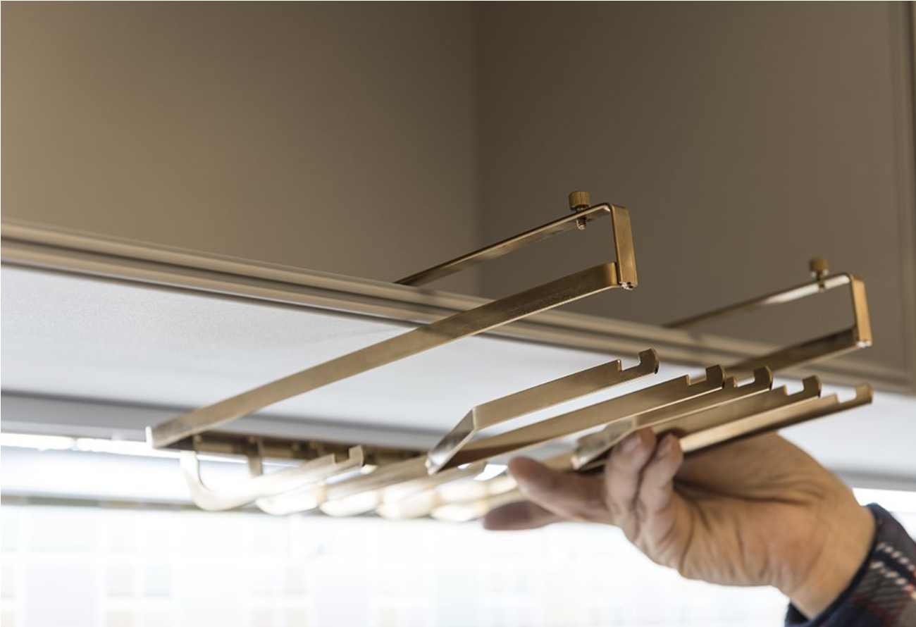 免施工，免打孔，只需輕鬆將架子懸掛在櫥櫃的層板上，輕鬆調整鬆緊度，即可將架子牢固地固定在層板上。