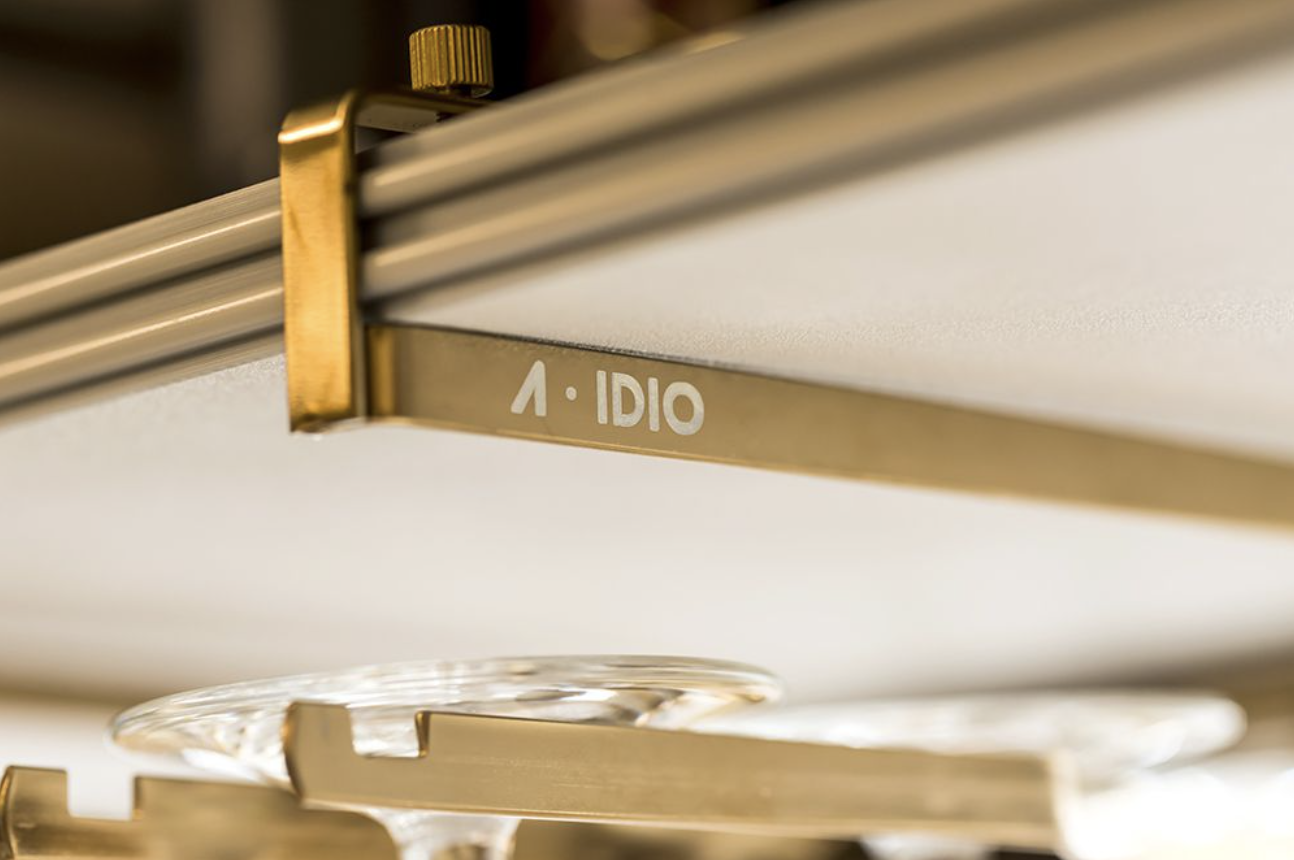 我們選擇使用高品質的不鏽鋼材質，並進行表面鍍鈦處理。這使得櫥櫃吊杯架具有耐刮、耐侵蝕的特點，有效防止生鏽，經久耐用。