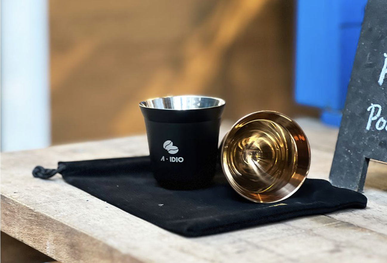 不鏽鋼雙層杯以極致的拋光鏡面處理，呈現出光滑奢華的質感，散發出令人陶醉的璀璨光彩