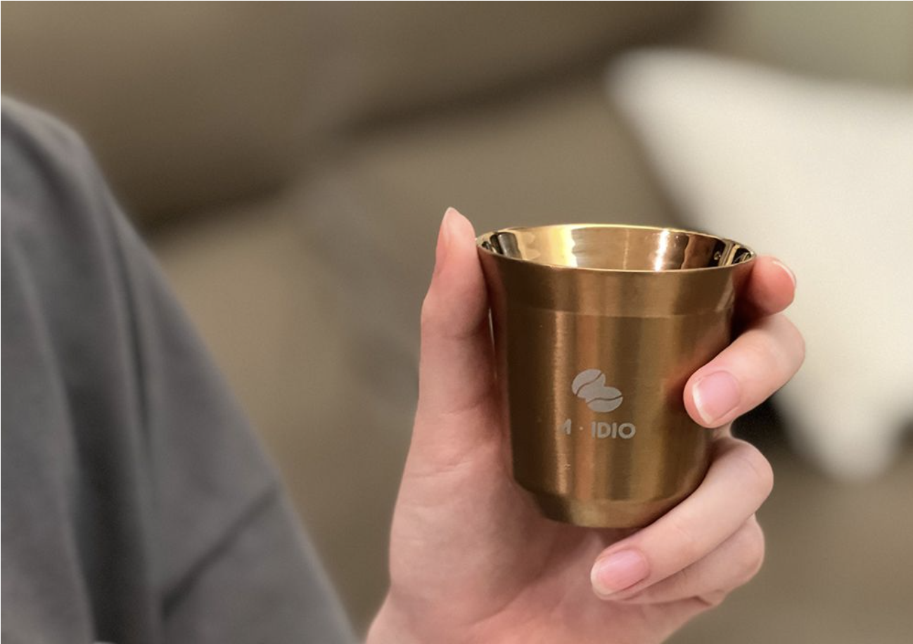 手感舒適，雙層結構設計，有效隔熱，保持飲品溫度，同時避免燙手