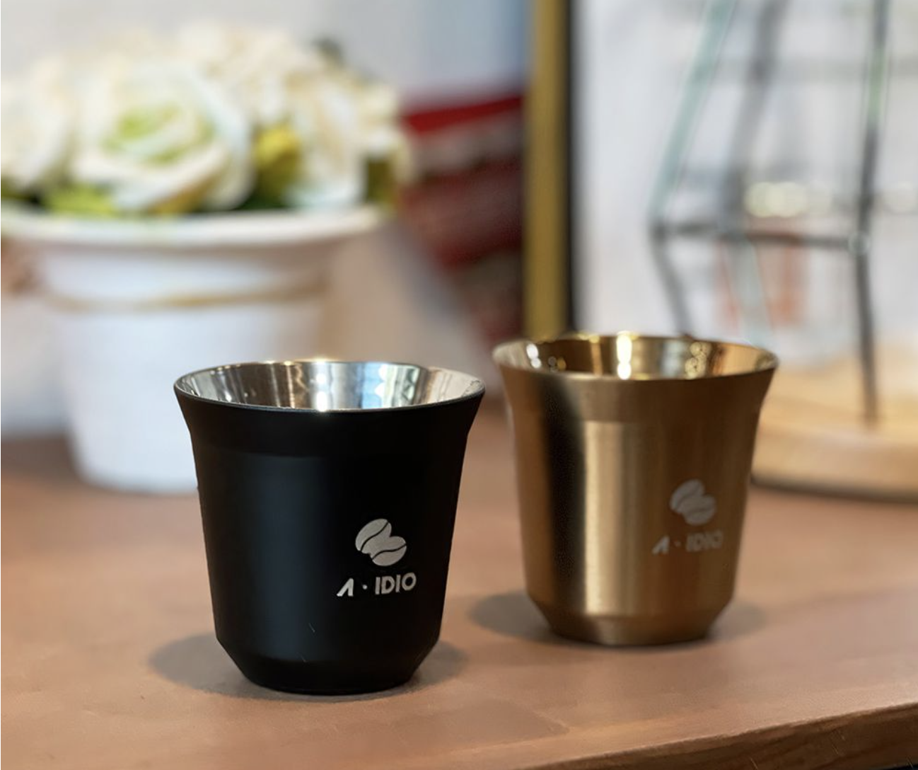 香檳金色和霧黑色的經典搭配，簡約時尚