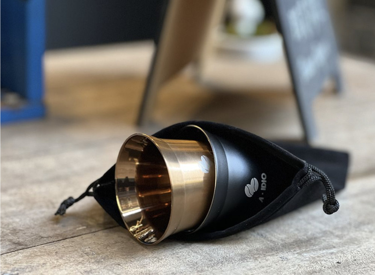 附贈絨布袋，方便隨身攜帶，隨時隨地享受奢華的品味