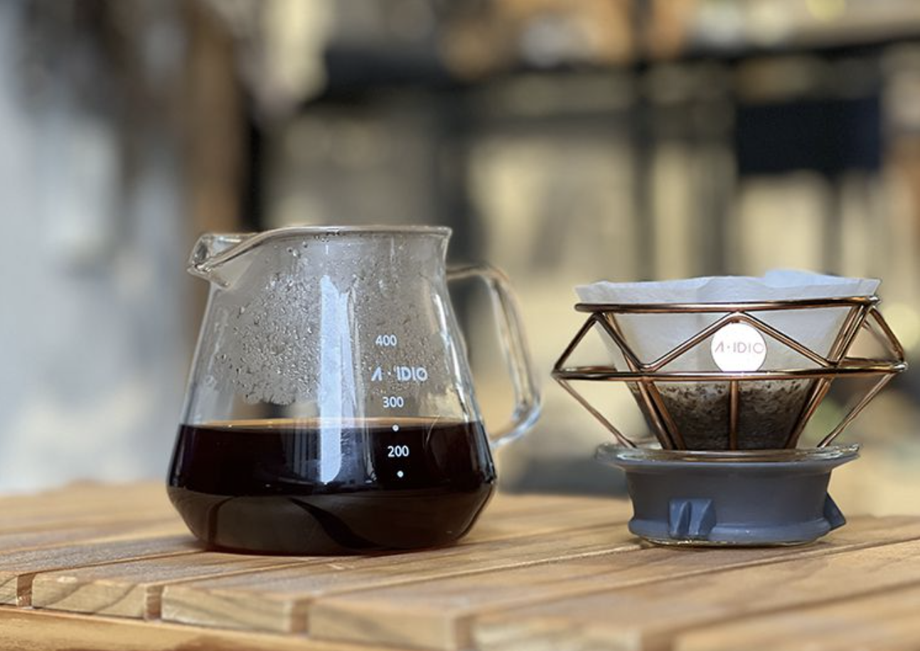 沖泡咖啡時，壺蓋可當作濾杯的承接座盤。