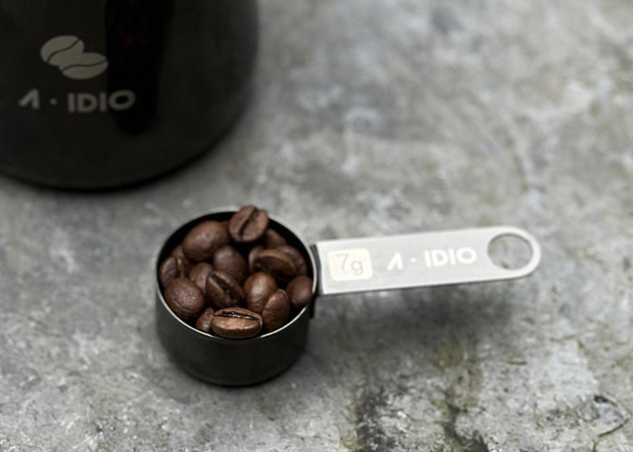 一匙約7公克的咖啡豆，兩匙則剛好可以沖煮一杯的量