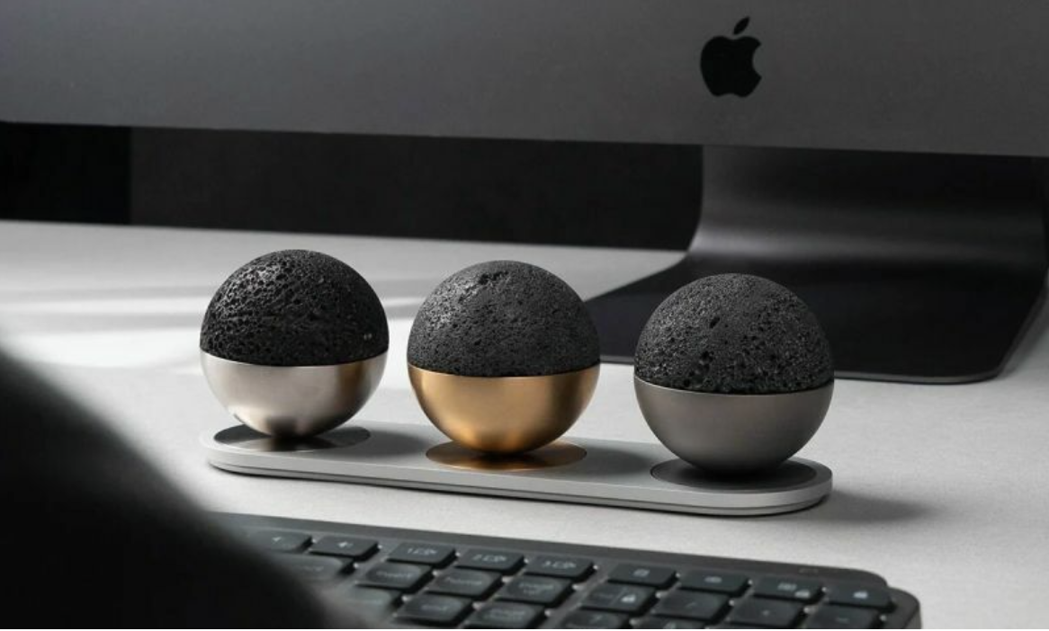 朔望意指三星連成一線之現象，朔望收納盤即是以此為靈感將天文現象重現在你的桌面，隨時都能為枯竭的思緒提供靈感。