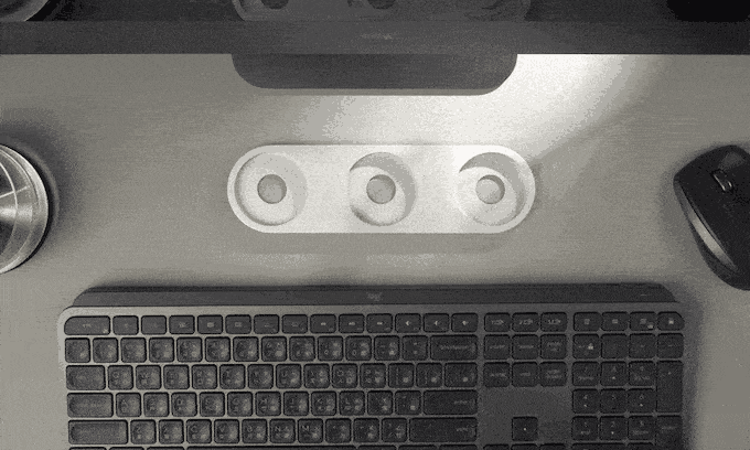 將熔岩球底座依序放上朔望收納盤，熔岩球 即可以磁力吸附，同時達到收納展示與旋轉擴香的功能。當需要放鬆時，只需將視線落在規律的旋轉動態上，即能暫時將繁複的雜念拋開。