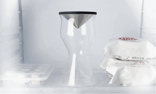 將保冰盤倒置於冰峰啤酒杯上，放入冷凍庫中冰杯，環形矽膠腳墊即可透過保冰盤重量達成密封模式，輕鬆阻擋一切異味髒污。