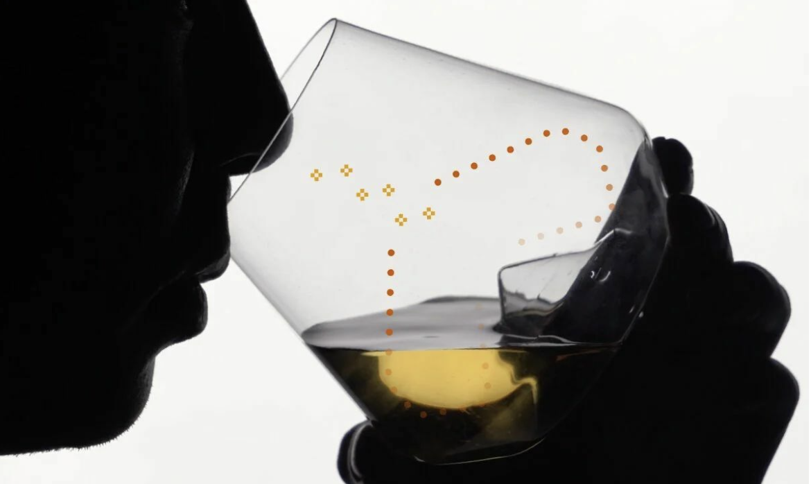 冰峰葡萄酒杯結合紅白葡萄酒杯特點，最寬的杯肚為單杯葡萄酒的侍酒量（120ml），同時寬腹給予紅酒最佳醒酒接觸面積，而漸窄的收口則是讓白酒的香氣更易於聚集，具備最好的全面性。