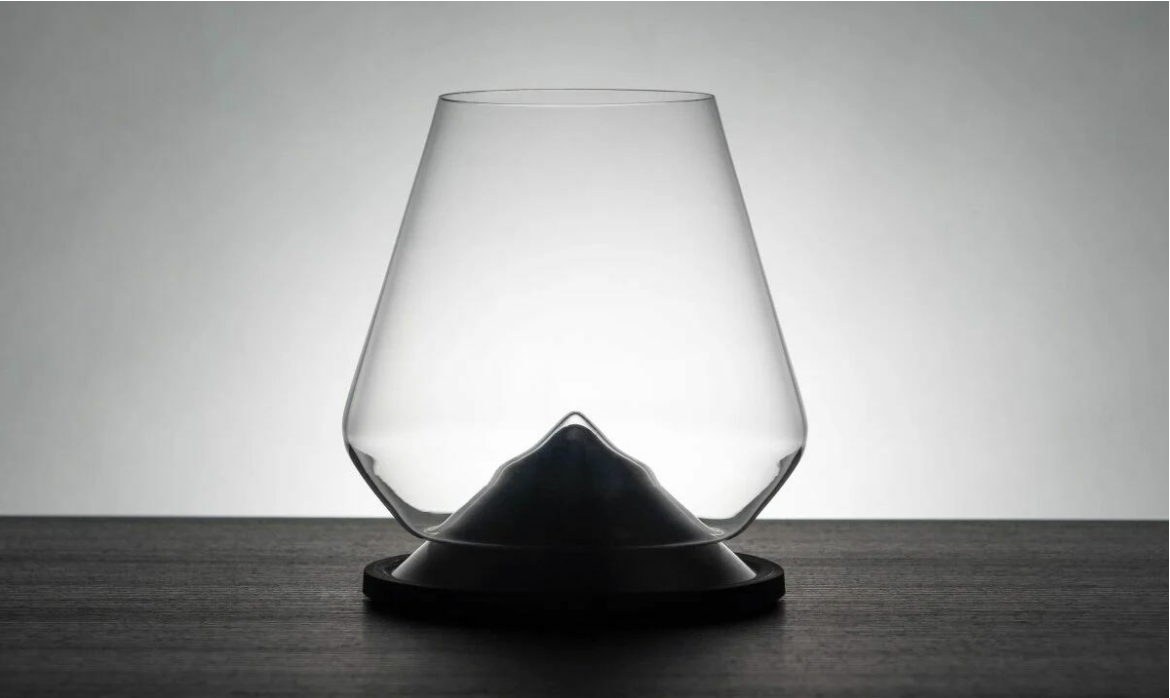 特別嚴選無鉛水晶玻璃，採用手工吹製工法製作，低於1mm的超薄杯壁，賦予最佳品酩口感，更有助於享受美酒的風味以及香氣。