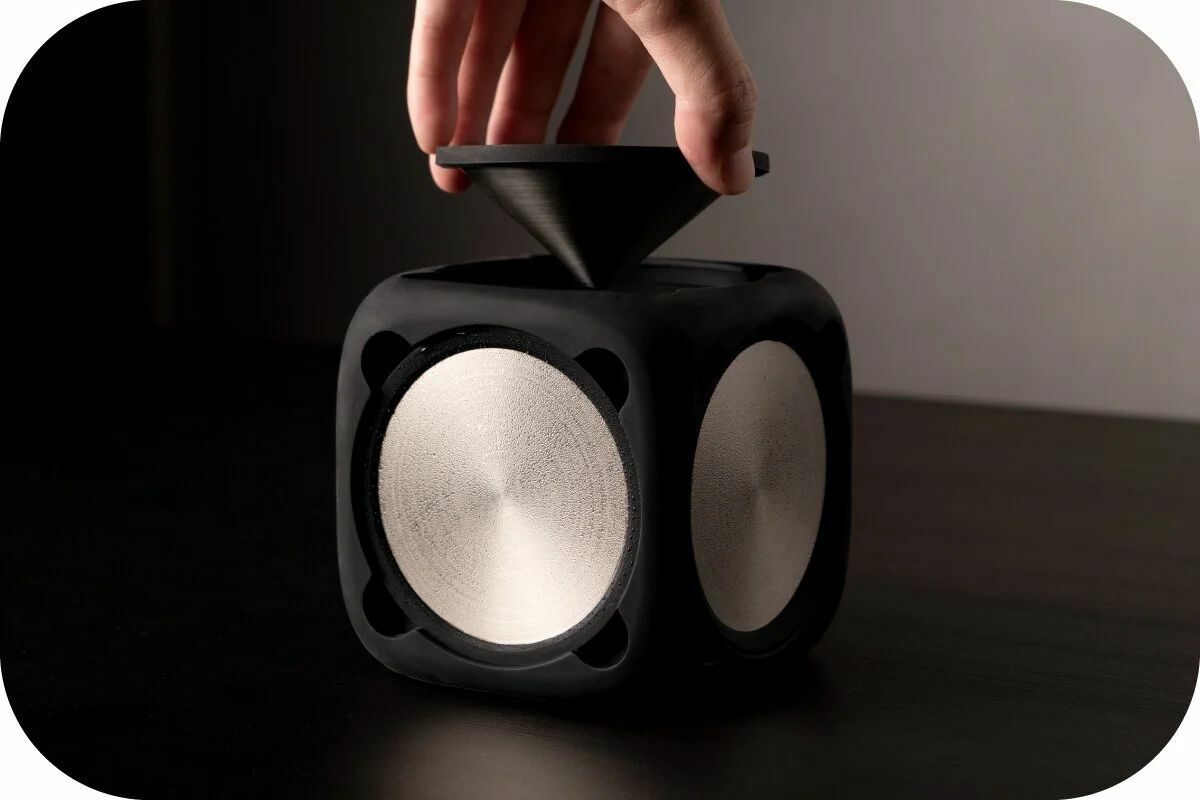 不知如何收納保冰盤？冰峰系列專屬冰凍艙，最高效率收納錐形保冰盤，無論儲藏、攜帶，一個方塊就能輕鬆解決空間問題。