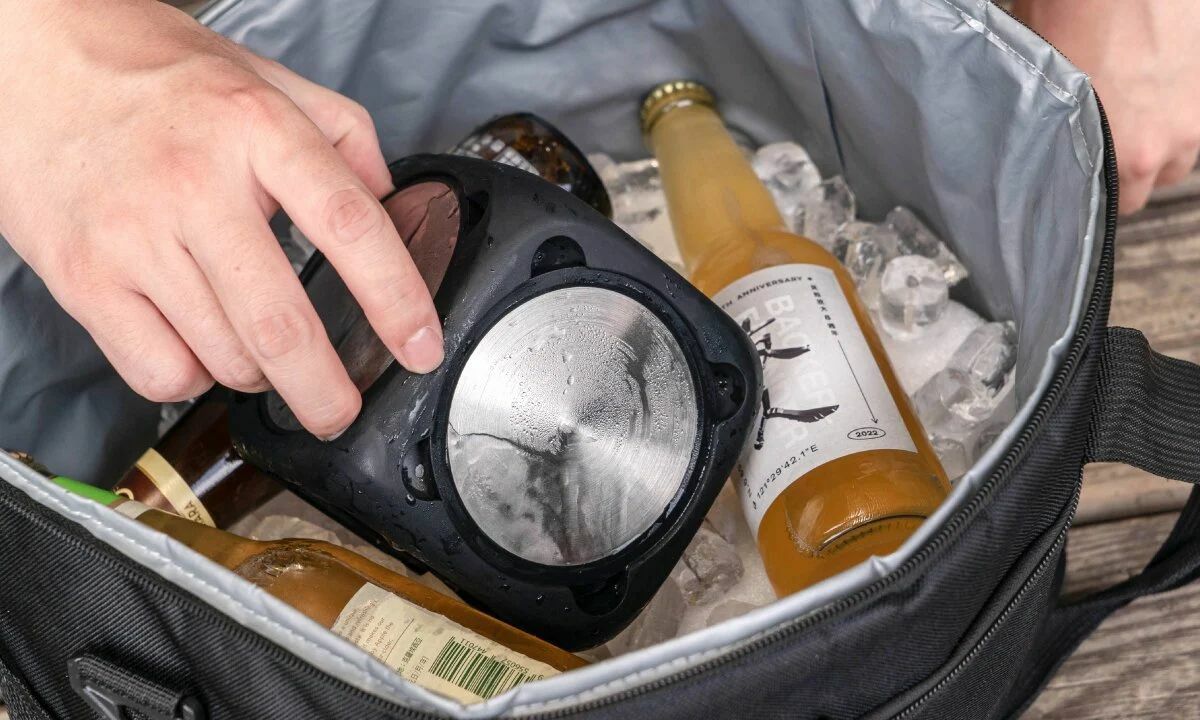 一次可放置六個保冰盤，冷飲重度成癮者良藥，可置於冰桶中，戶外野餐也能享受清涼冷飲。