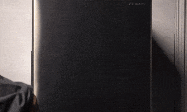 STEP 1. 將保冰盤倒置於山峰啤酒杯口 STEP 2. 一同放入冷凍庫中冰杯3-4小時 STEP 3. 取出後翻轉保冰盤，平面朝下置於桌面，放上倒入啤酒的山峰玻璃杯即可享用。