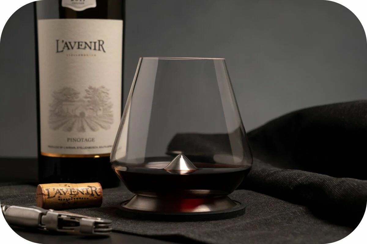 醒酒冰鎮一氣呵成，優雅防傾倒巧思，伴隨水晶玻璃的精美工藝，呈現葡萄酒的最佳風味，完美複製酒窖品飲的優雅歐陸體驗。