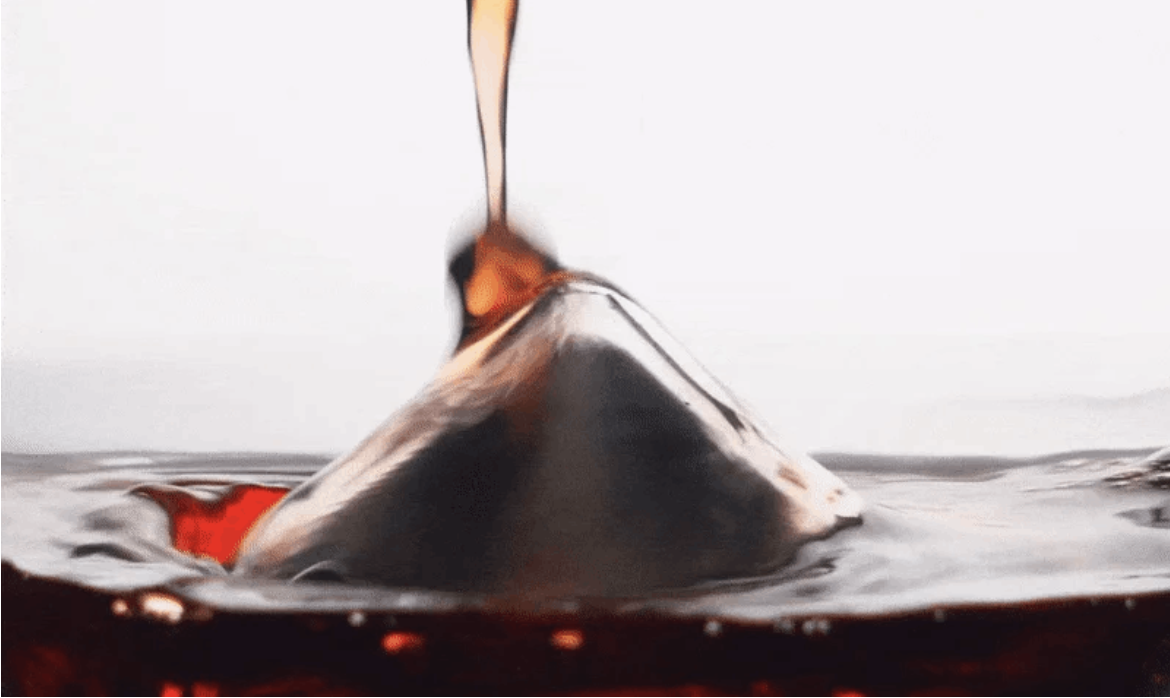 底部的山峰設計，倒酒當下即被均勻沖散，充分增加與空氣接觸的面積。加速葡萄酒香氣綻放，也將單寧軟化減少乾澀，更助於創造柔順的口感及釋放香氣。