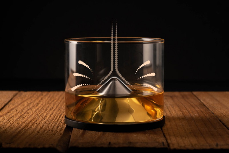 山峰杯形設計，讓倒酒當下酒即可被均勻沖散，充分增加與空氣接觸的面積。不僅促進酒精適度揮發，以減緩嗆鼻刺激感；更有助於提升口感及釋放香氣。