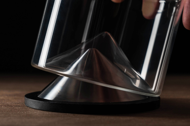 杯體採用耐溫、高強度且透度佳的高硼矽玻璃，經專業師傅的巧手高溫吹製而成；保冰墊則嚴選食用級 304 不鏽鋼，以 5道工法，經沖壓、焊接、灌注與拋光製成。