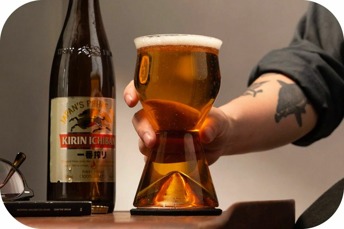 冰峰啤酒杯除了確保低溫，搭配獨家發泡技術讓冰涼順口的Happy Hour可以不斷延長！