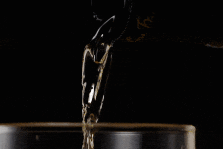 「 The Chill Tumbler 冰峰杯」是款以手工吹製玻璃結合不鏽鋼保冰盤，有著典雅山峰造形的醒酒冰鎮杯。