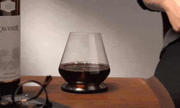 STEP 1. 將保冰盤依序放入收納艙空間 STEP 2. 需要更換保冰盤時，直接將保冰盤取出 STEP 3. 將其放置於山峰玻璃杯之下，即可延續保冰效果。