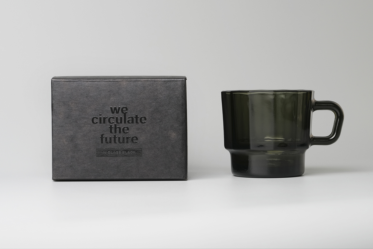 延續HMM一直以來的包裝原則，全採可回收包材。全黑包裝，字體經二層局部上光，呼應杯體多層次的黑。