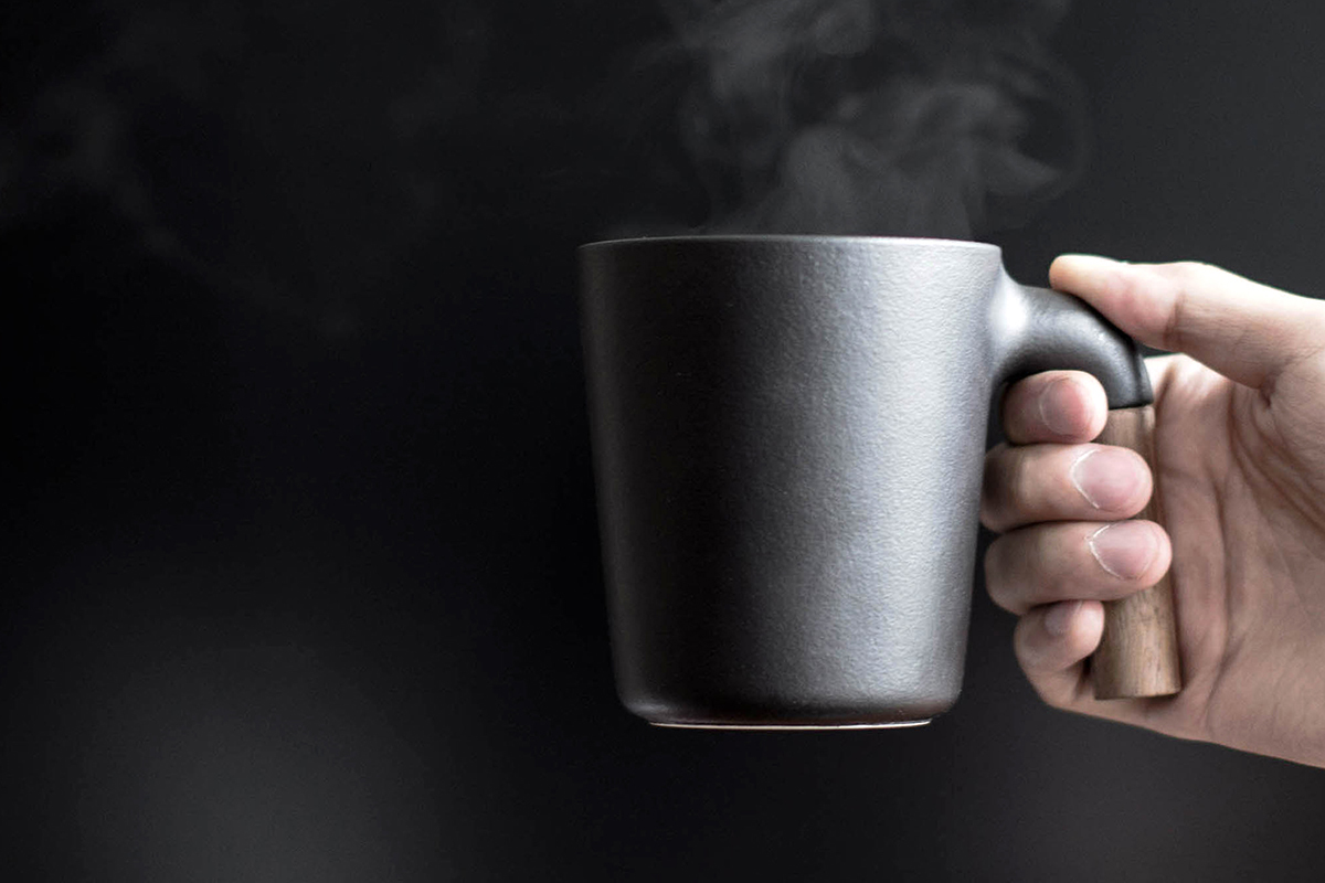 台灣在地匠人以細緻的日本瓷土形塑杯身，裹以陶藝家的獨門泥漿釉，塑造出鑄鐵般的沈穩肌理，選用質地細密的胡桃木作為木柄，構成木柄杯 Mugr 好握、方便收納堆疊的招牌「r」字。