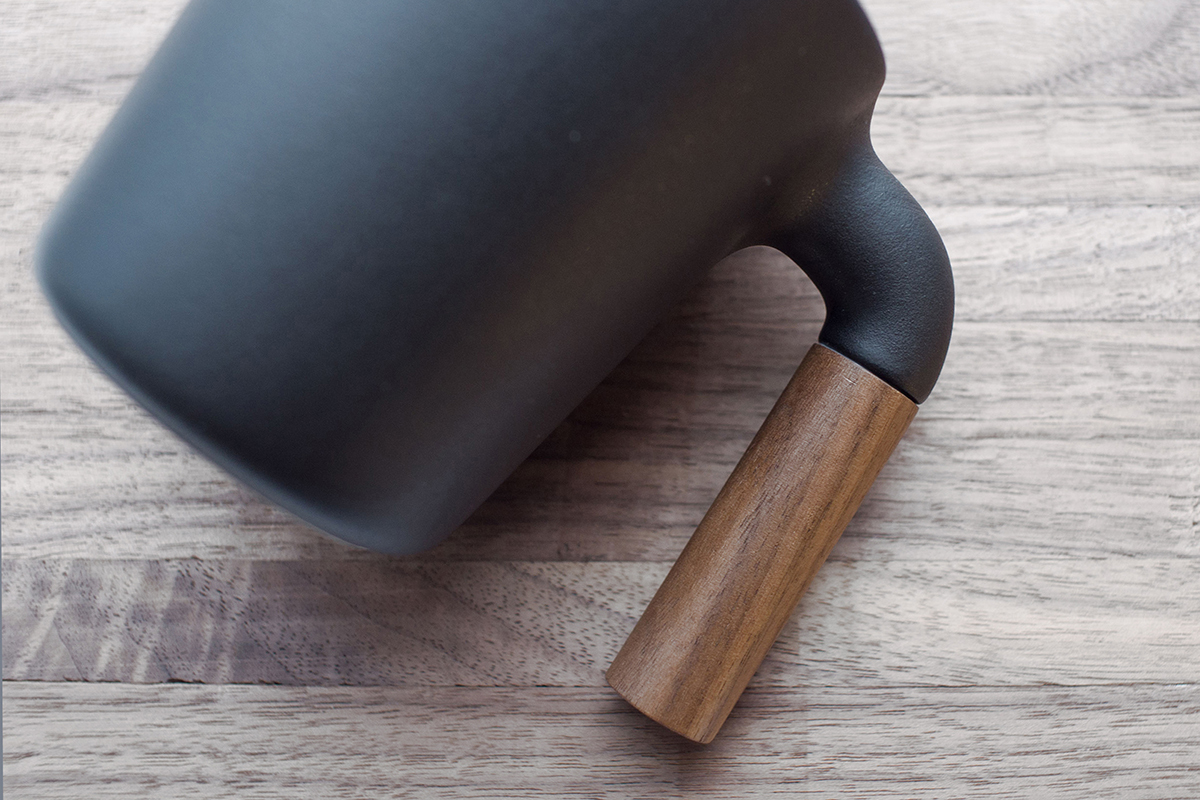 HMM相信，「人」與「時間」是成就好器物的一大因素。每一個木柄杯 Mugr 都擁有獨一無二的實木胡桃木紋，與鑄鐵般陶瓷的霧面相映成趣，越經使用越發光澤，漸漸成為你生活中不可取代的最美風景。