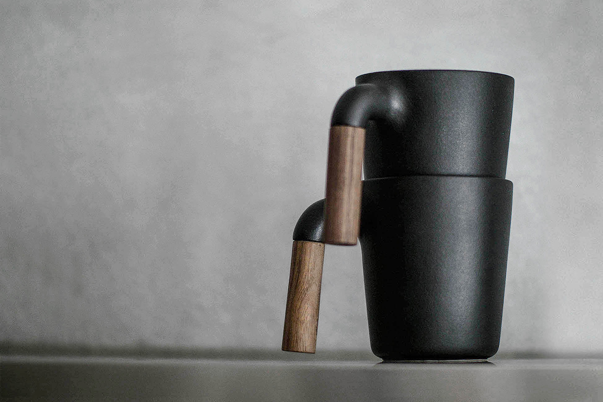 木柄杯 Mugr 在細節上貫徹 HMM 的秩序美學，咖啡杯微微收窄的杯身能夠互相交疊，便於清潔與收納。厚厚釉彩包覆的咖啡杯口，外平整內圓潤，讓飲品更好順暢入口。