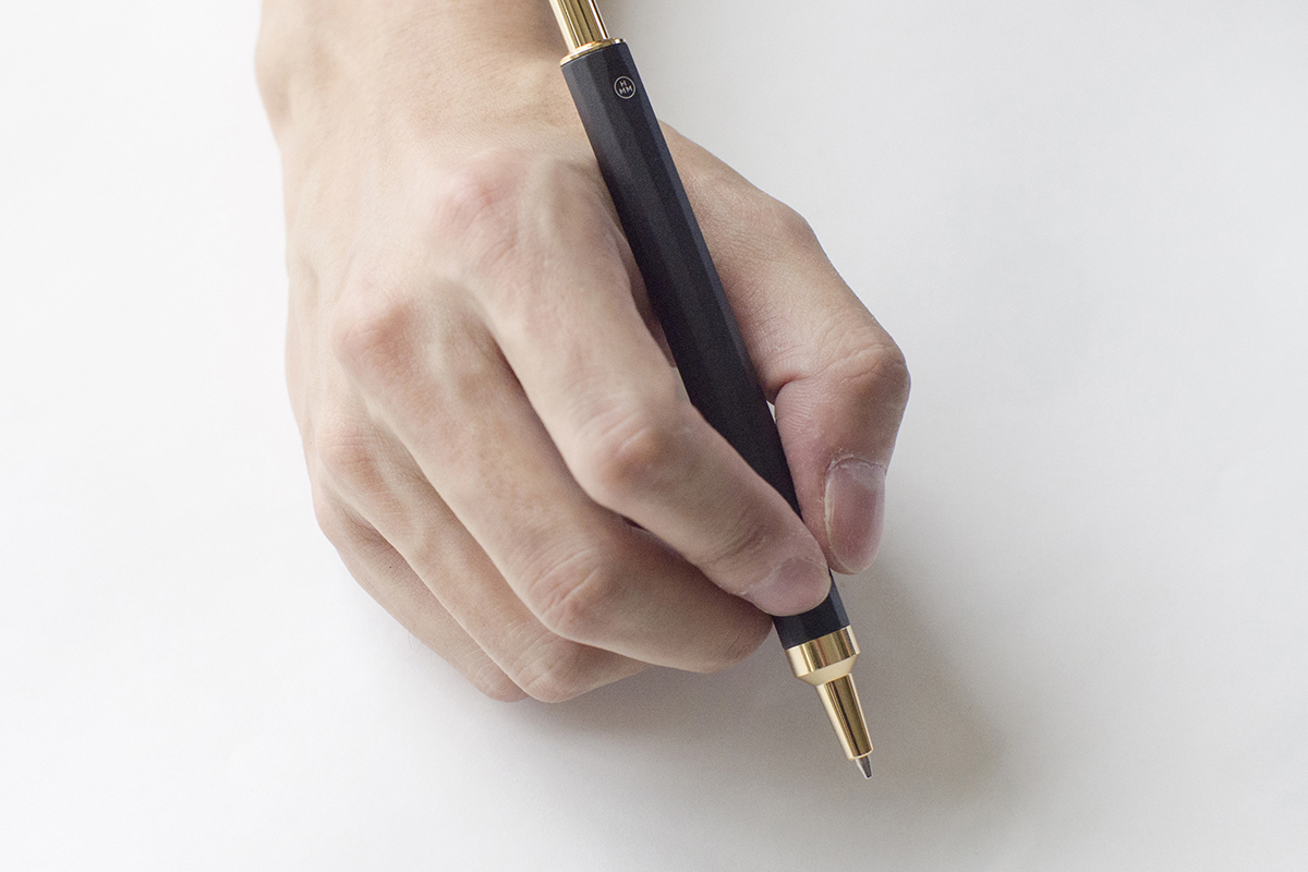 自動鉛筆延伸自 Rule/One 的設計DNA，HMM自動鉛筆Pencil全鋁材質筆桿，12 邊角低調霧面，防滑好握。