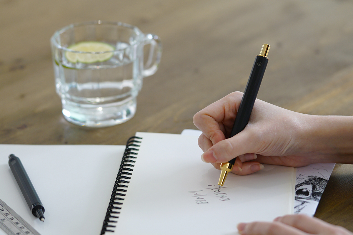 相較於原子筆、鋼筆，自動鉛筆有時才是創作人最好的朋友，塗塗改改，精雕細琢。