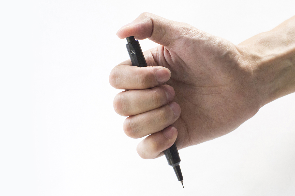 HMM自動鉛筆Pencil兼顧穩定與流暢的低重心設計， 採文具按壓式出芯結構，搭配提供絕佳紙面視野的筆尖，寫字、繪畫皆宜。