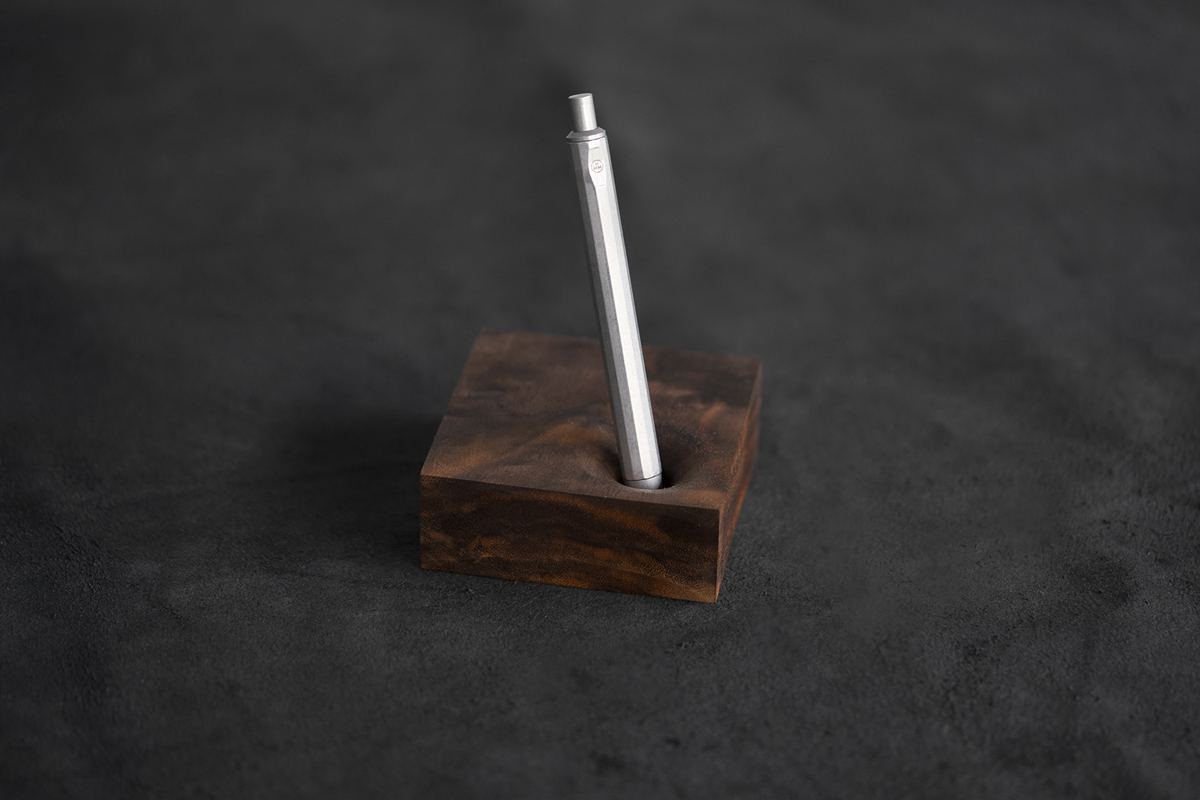 HMM筆款中，鉛錘筆、原子筆與自動鉛筆皆適用此筆座，也可適用於一般常規文具筆型。