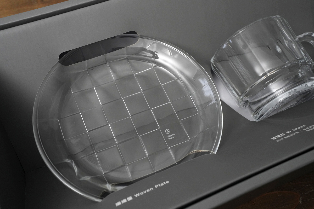 玻璃杯 W Glass 的源起是一場美好的合作。HMM 使用來自台灣最大玻璃回收場「春池」的廢棄玻璃，由台灣在地工匠手工製作，打造出 100% 可回收的玻璃杯。