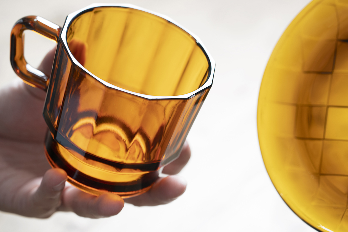 玻璃杯 W Glass 以「生生不息」作為設計概念，將時鐘的刻度轉化成十二面優雅稜角，時間推動日光，日光照射玻璃，在品嚐飲品時產生交互的美感。