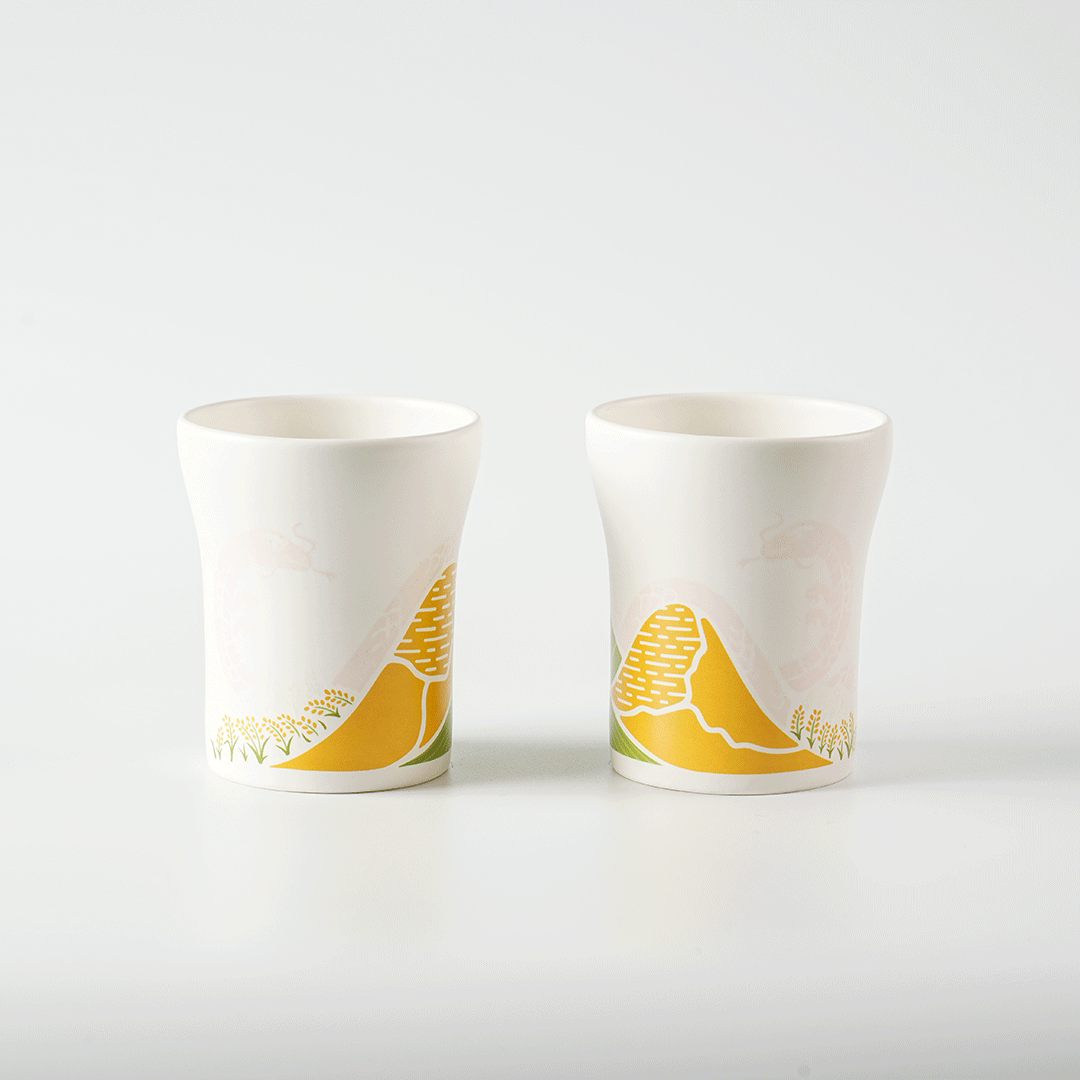 獨特冷變陶瓷對杯-冷變技術讓酒杯在遇冷後展現蛇舞圖案，並在原本的稻米圖案上顯現出更多稻米，象徵豐收與繁榮。設計巧妙融入鶯歌的地形特徵，如鳶山與鶯歌石，展現當地自然景觀與文化之美。