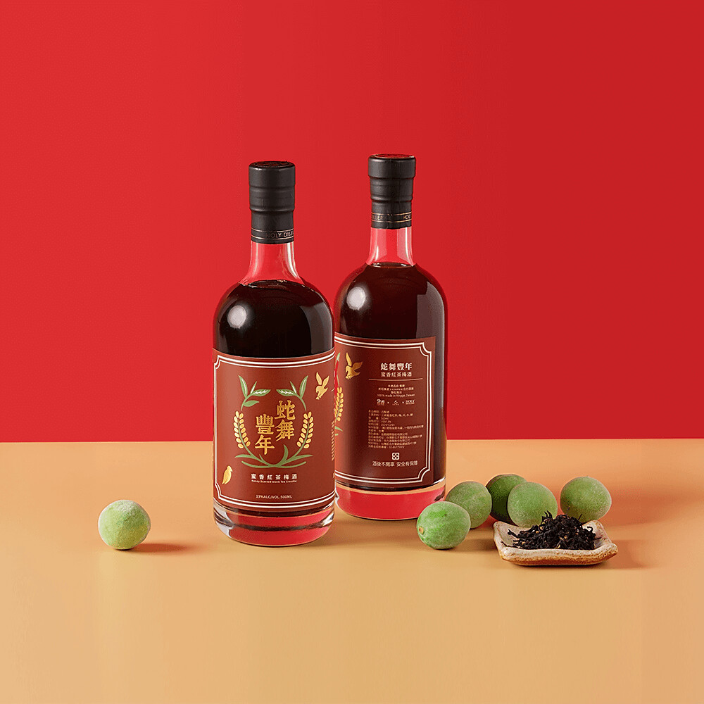 在地風味蜜香紅茶梅酒-以三峽蜜香紅茶為基底，融合信義鄉梅子的酸甜香氣，茶香與果香層次豐富，甘甜清爽，味道均衡飽滿。