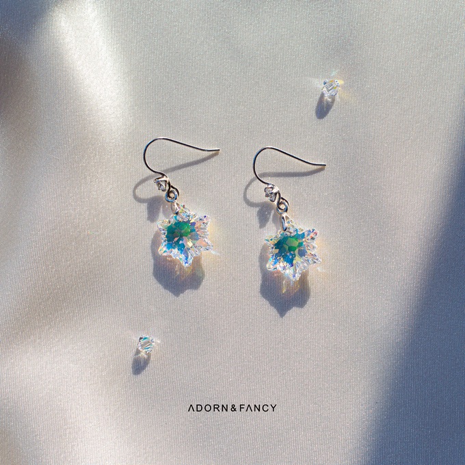 ADORN & FANCY 雪絨花｜小巧白彩水晶雪花耳環(帶鑽純銀耳勾-白彩水晶)