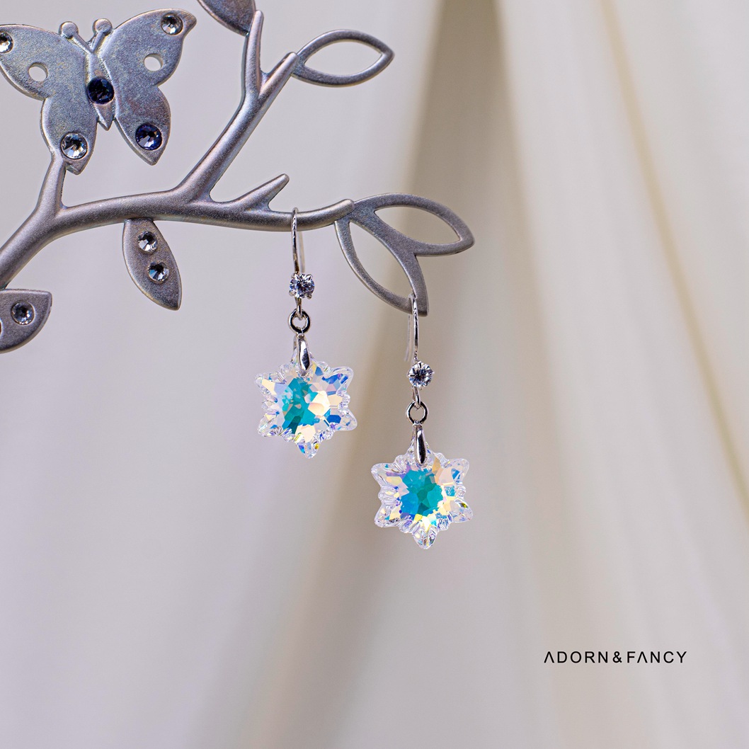 ADORN & FANCY 雪絨花｜小巧白彩水晶雪花耳環(帶鑽純銀耳勾-淺銀藍水晶)
