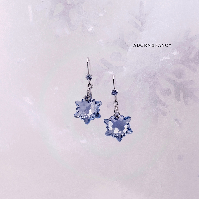 ADORN & FANCY 雪絨花｜小巧白彩水晶雪花耳環(帶鑽螺旋耳夾-淺銀藍水晶)