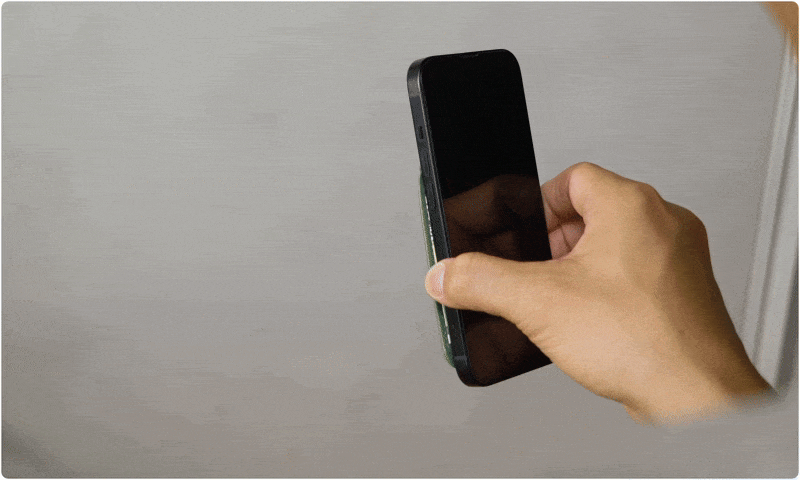 側開式紙鈔收納，即使在數位支付普及的現代，許多人仍然習慣隨身攜帶少許備用金，以應付生活中不同的狀況。