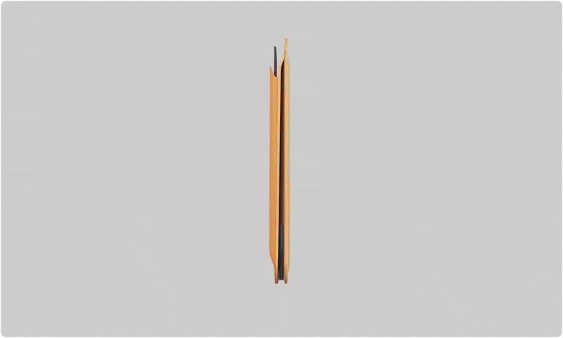 2張 RFID 屏蔽卡：內層收納空間為 RFID 保護夾層，最高可容納兩張卡片，有效杜絕數位竊盜，提高攜帶身份證件的安全保障。