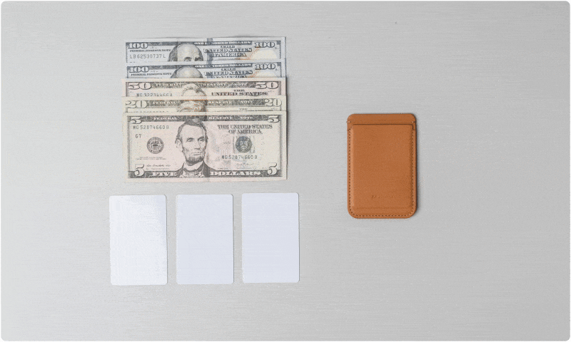 5張紙鈔收納：側開式夾層提供充裕的收納空間，至多可攜帶 5 張紙鈔，除了放置緊急備用金外，也能依照個人習慣收納發票、照片或是護身符等幸運小物。