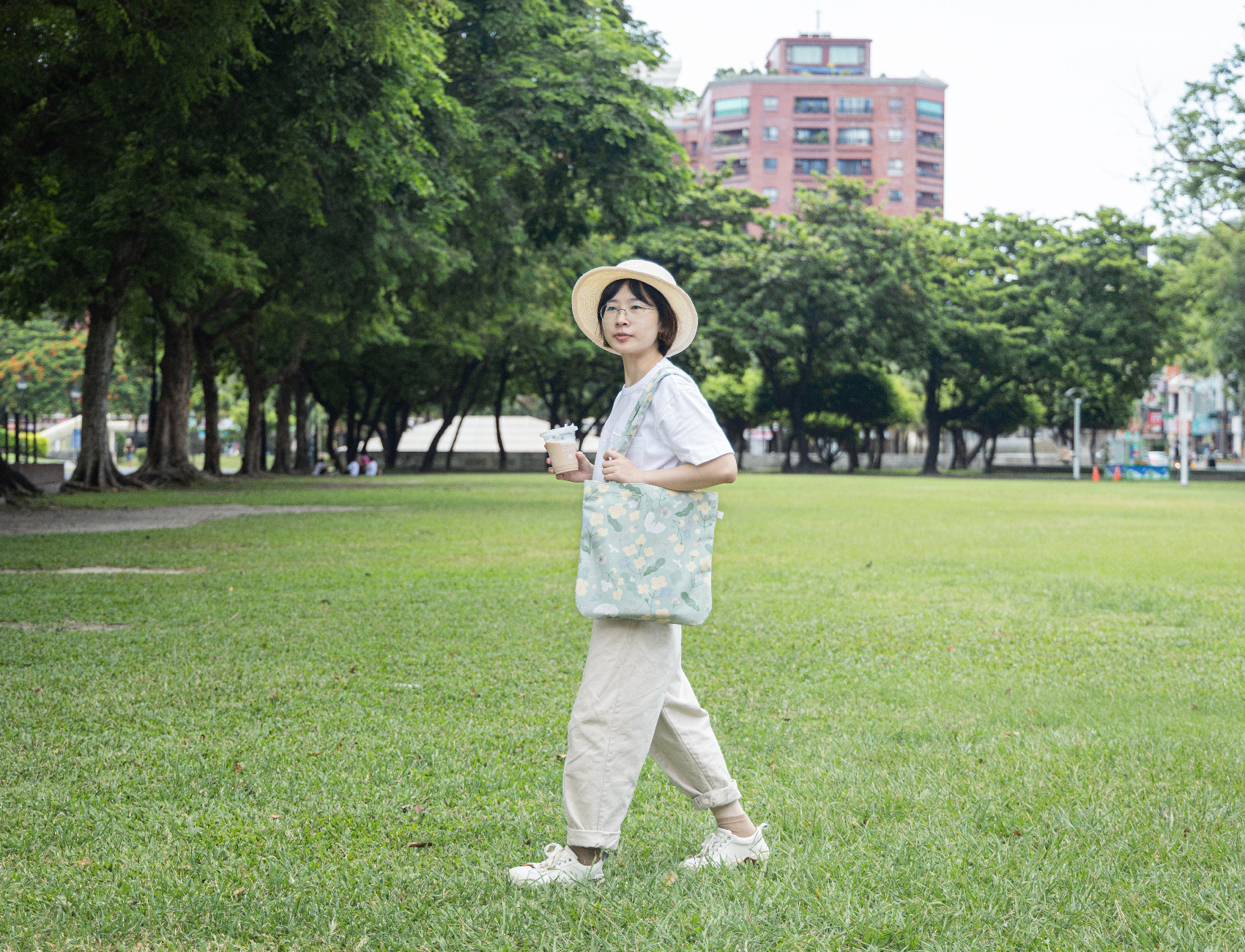 • 簡單的生活提袋，在常見的矩形外型購物袋的下方邊緣處增加曲度，簡約中帶點可愛的設計.ᐟ.ᐟ