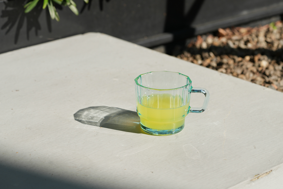 W Glass Cyan 特別適合夏天，裝進氣泡水，像一顆巨大的12角面冰塊。調一杯Mojito，配上翠綠的薄荷葉，是雙眼可見的涼快。