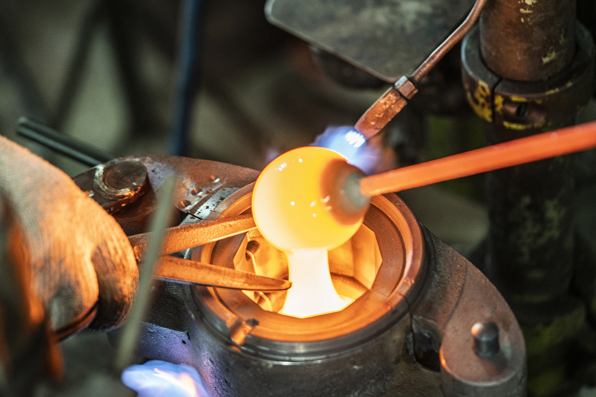 出貨前 HMM 都會一一品管確保品質，剃除燒製產生的不良品，但無法改變的是職人生產時不得不造成的些微痕跡，堅持完美主義的朋友們也許會有其他更好的選擇。