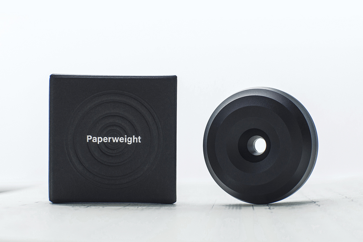 直徑 5 公分，小巧文具不佔空間，紙鎮中空的設計貫徹 HMM 的秩序美學，可以安妥擺放 HMM 原子筆與自動鉛筆。