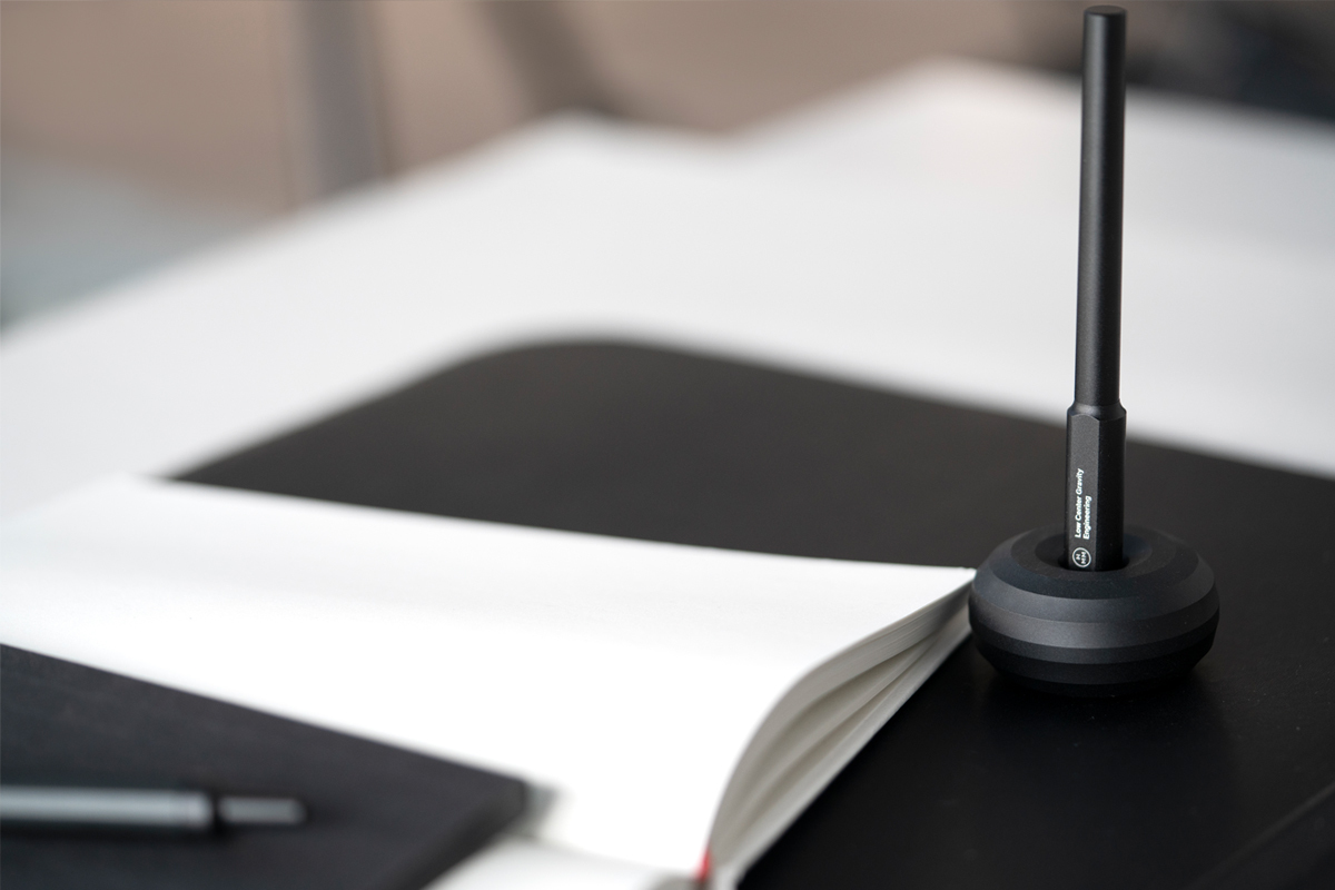 紙鎮 Paperweight 整體採用全鋁合金實心精密切削，手感沈穩紮實。